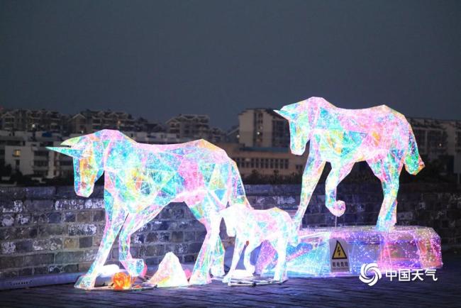 亚盈体育网址花样“灯”场 一组图看各地灯光璀璨喜迎新年(图1)