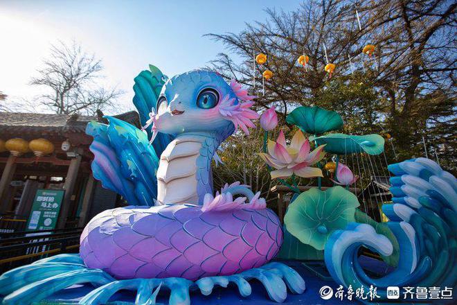 泉畔探灯趵突泉景区有了蛇年“皮肤”“泉城绮梦”灯组亮相(图3)