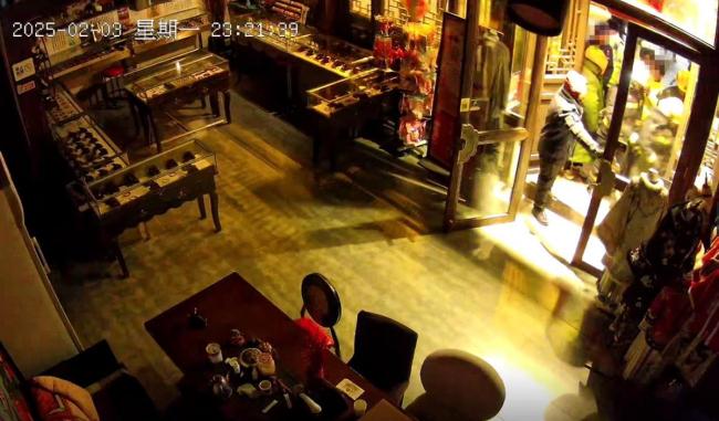 官方回应店铺因未亮灯被撬锁开灯 处理中引发争议亚盈体育APP(图1)
