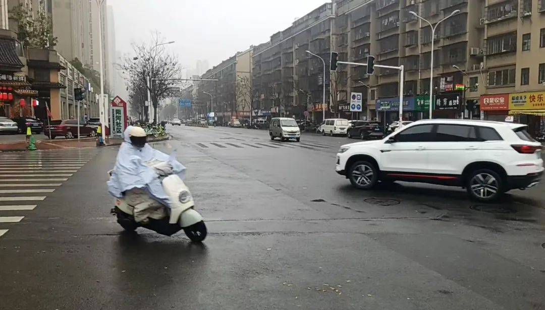 长沙一道路红绿灯超1月不亮人车靠“感觉”通行回应：将检测修复(图3)