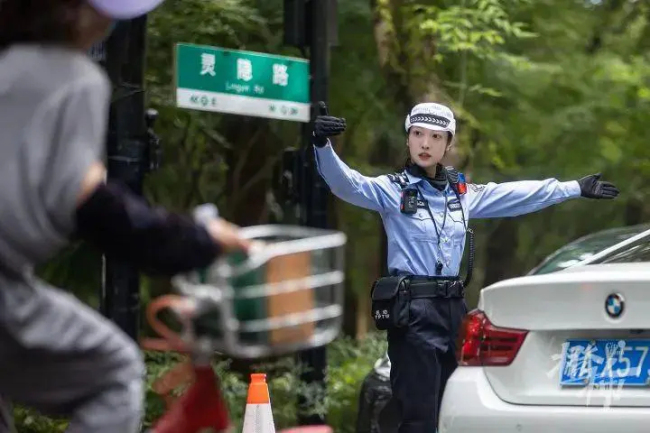 杭州兔子警官执勤时有人当面闯红灯 烈日下的坚守与温情亚盈体育网址(图2)