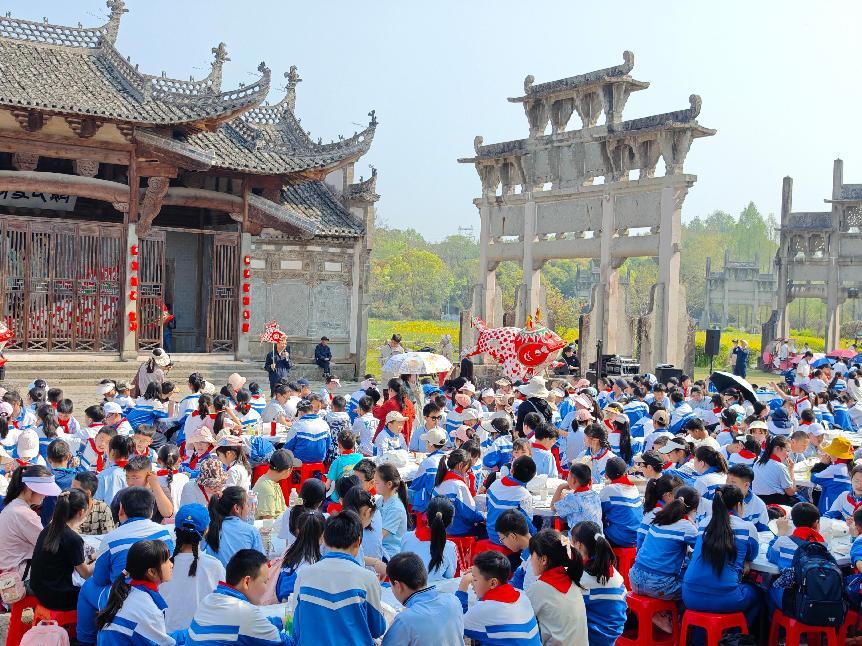 歙县：千名学子共赴徽州文化之约(图1)
