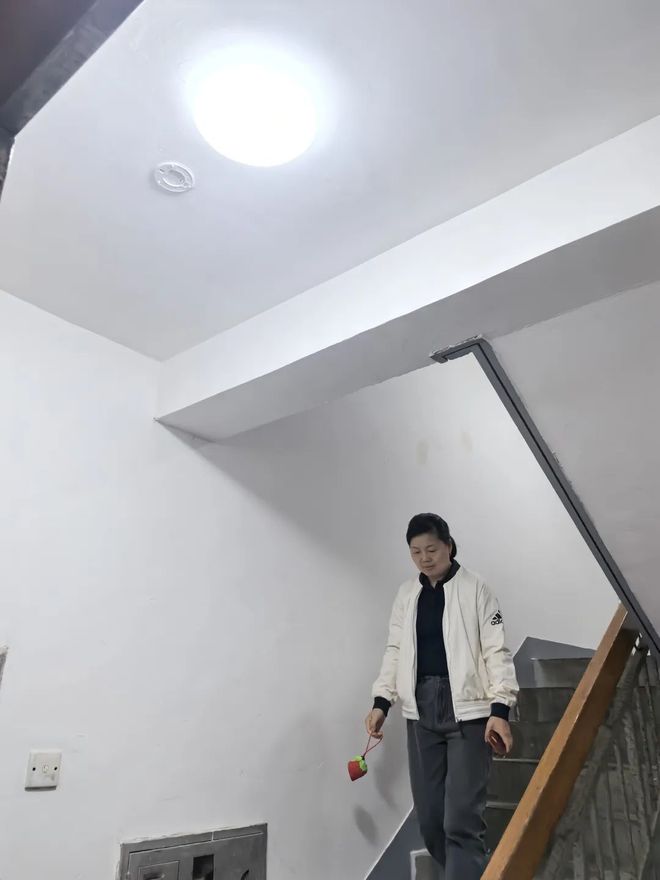 仅用1天552盏暖心灯完成“微改造”亚盈体育平台(图2)