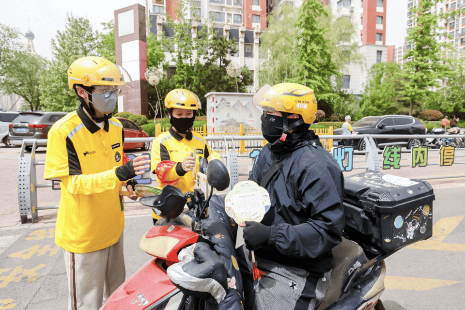 美团向骑手推出“等灯等灯奖”不闯红灯一周可增收400多元(图1)