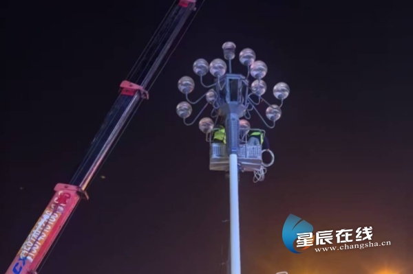 长沙城管推进湘江中路路灯提质升级 智慧光影绘就星城新夜景(图2)